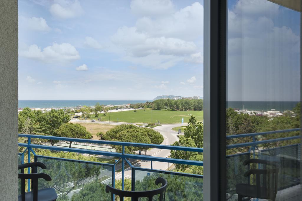 Hotel Capitol Misano Adriatico Exterior foto